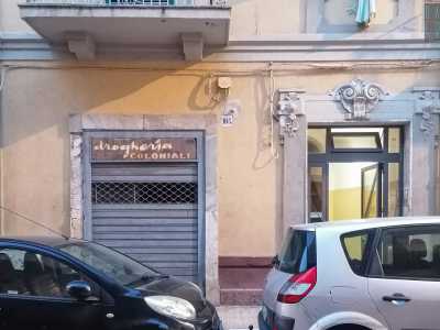 L�ultima tappa del nostro viaggio � nel vicino quartiere Carrassi, dove in via Isonzo, quasi ad angolo con via Baracca, si staglia l�insegna dai tratti gialli della Drogheria Coloniale
